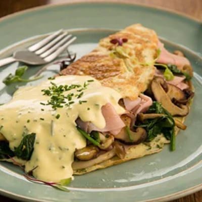 Mini omelettes avec jambon râpé, sauce hollandaise à la ciboulette.